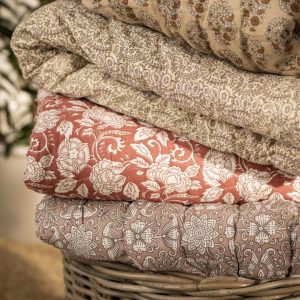 Alma käsin tikattu torkkupeitto Ib Laursen murretun ruusun punainen Room Boom Shop 2