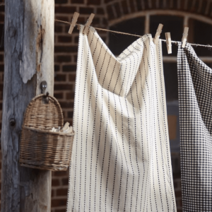 Axel keittiöpyyhe ib laursen luonnonvalkoinen musta puuvillaa room boom shop 1