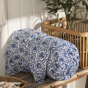 Clara käsin tikattu torkkupeitto 130x170cm 100% puuvilla Sinivalkoinen kuvio Ib Laursen Room Boom Shop 1