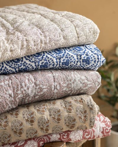 Luna käsin tikattu torkkupeitto puuvilla vaalea malva kuvio valkoinen Ib Laursen Room Boom Shop 2