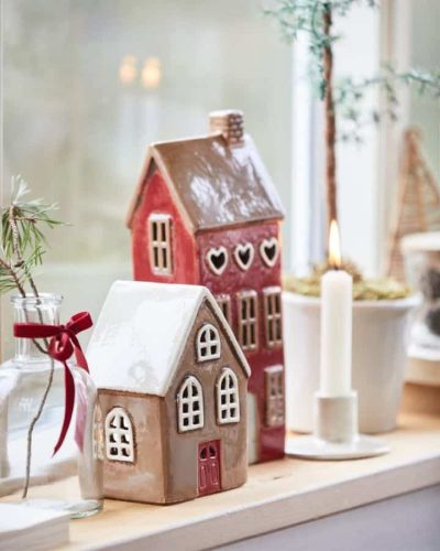 Stillenat talolyhty ruskea talo valkoinen katto punainen ovi ja piippu kaarevat ikkunat Ib Laursen Room boom shop 3